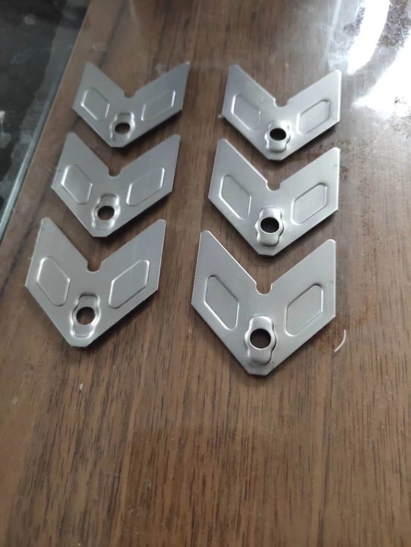 钣金机箱机柜的设计与制作对产品的保护至关重要。